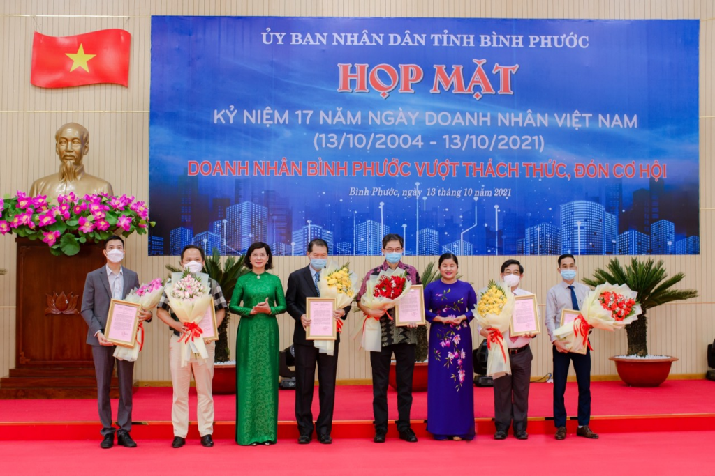 Kỉ niệm 17 năm Ngày Doanh Nhân Việt Nam (13/10/2004 - 13/10/2021) hvco kyniem17namDNVN5