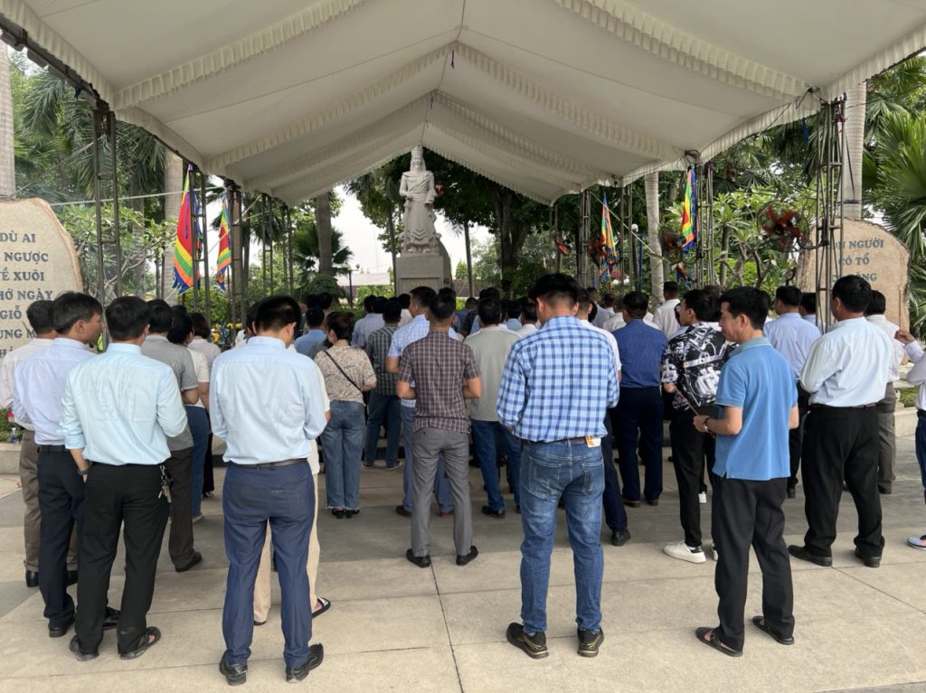 Giỗ tổ Hùng Vương 2023: Duy trì truyền thống văn hoá công ty Khách mời và cán bộ nhân viên công ty tập trung trước tượng thờ Vua Hùng
