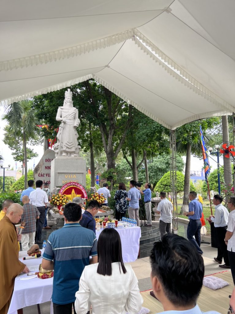 Giỗ tổ Hùng Vương 2023: Duy trì truyền thống văn hoá công ty Khách mời và cán bộ nhân viên công ty cùng lên thắp nhang
