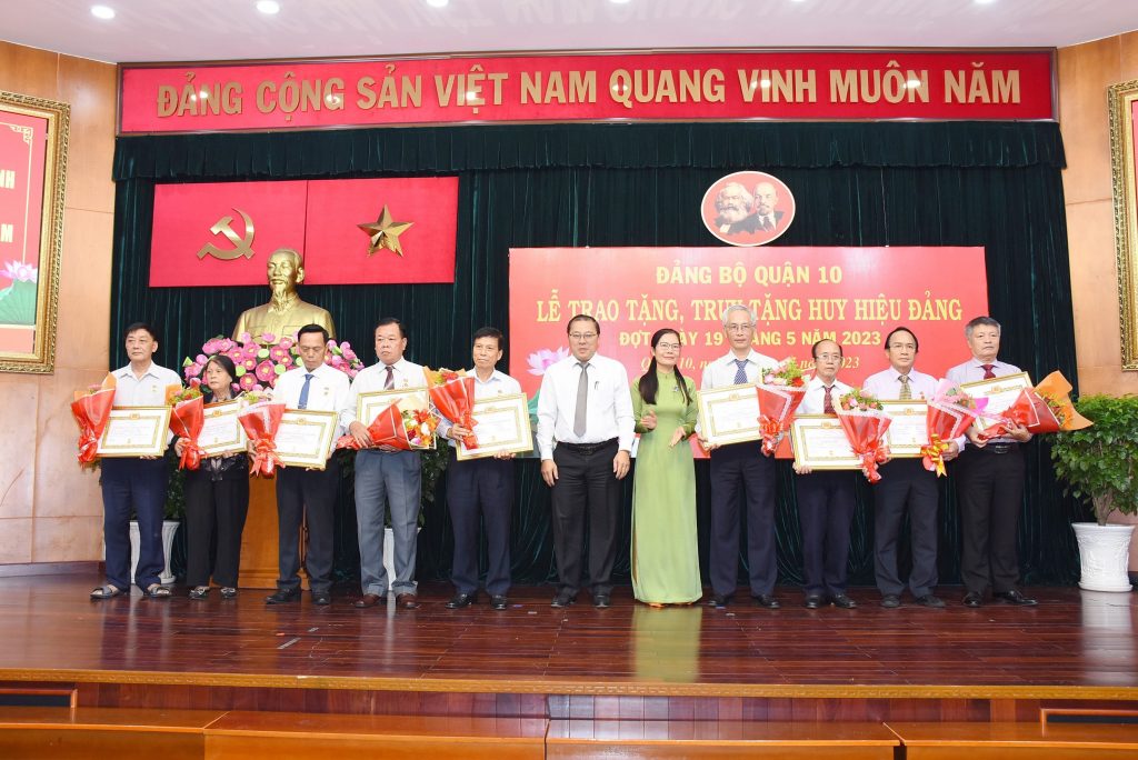 Lễ trao tặng, truy tặng Huy hiệu Đảng le trao tang truy tang huy hieu dang1