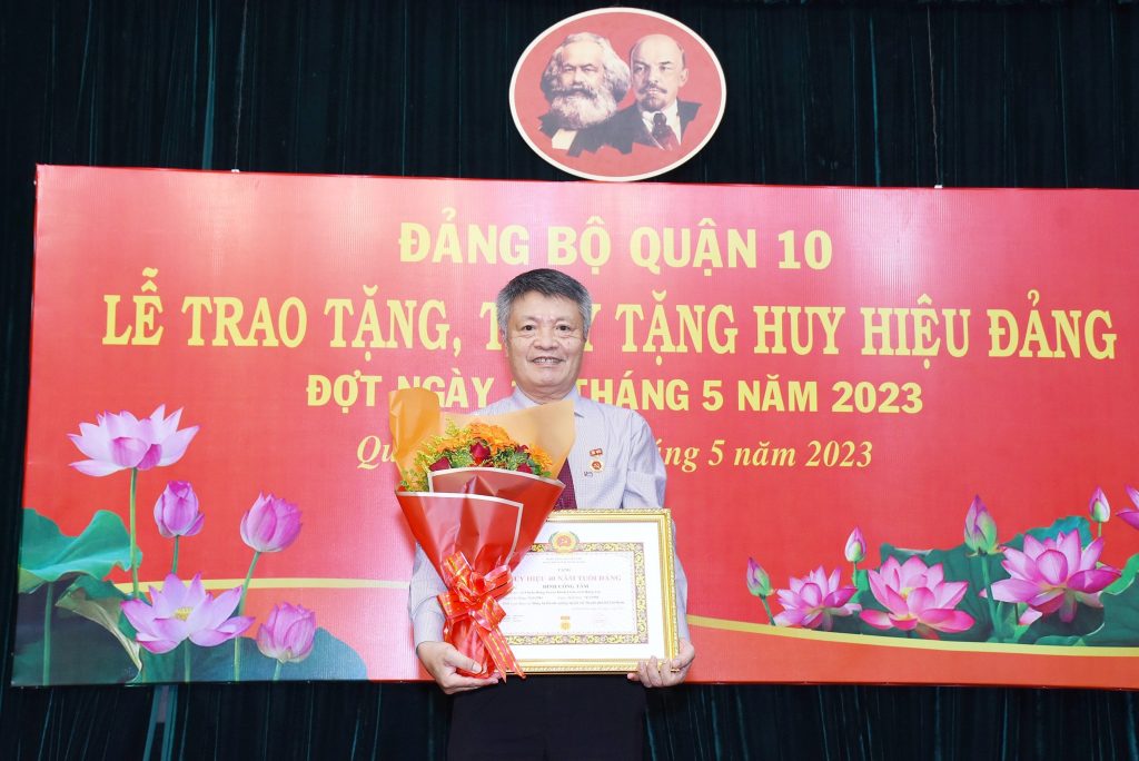 Lễ trao tặng, truy tặng Huy hiệu Đảng le trao tang truy tang huy hieu dang2