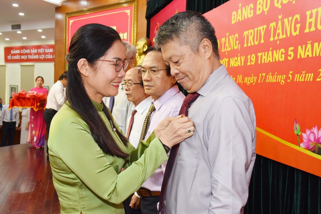 Lễ trao tặng, truy tặng Huy hiệu Đảng le trao tang truy tang huy hieu dang3