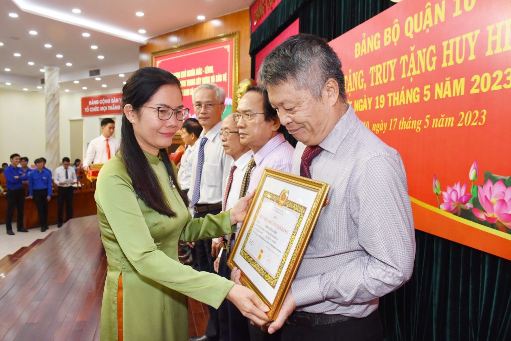Lễ trao tặng, truy tặng Huy hiệu Đảng le trao tang truy tang huy hieu dang4