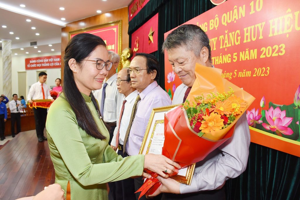 Lễ trao tặng, truy tặng Huy hiệu Đảng le trao tang truy tang huy hieu dang5