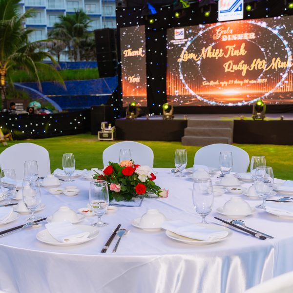 Hùng Vương Construction: Tăng nhiệt huyết và đoàn kết cùng chương trình Team building “Vượt sóng ra khơi – Vươn tầm cao mới” ban tiec ga dinner