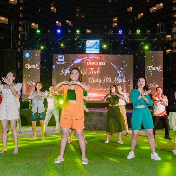 Hùng Vương Construction: Tăng nhiệt huyết và đoàn kết cùng chương trình Team building “Vượt sóng ra khơi – Vươn tầm cao mới” bieu dien