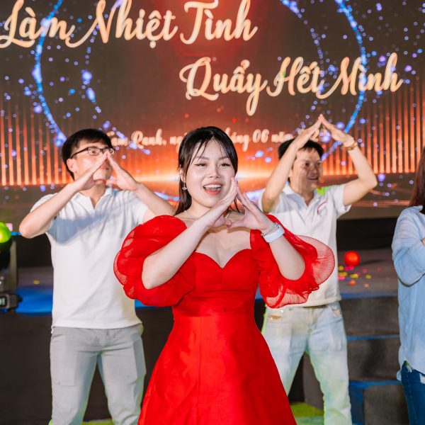 Hùng Vương Construction: Tăng nhiệt huyết và đoàn kết cùng chương trình Team building “Vượt sóng ra khơi – Vươn tầm cao mới” bieu dien2