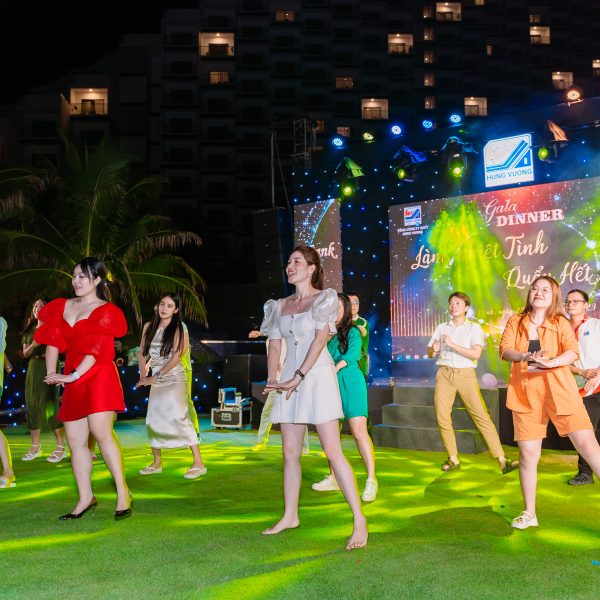 Hùng Vương Construction: Tăng nhiệt huyết và đoàn kết cùng chương trình Team building “Vượt sóng ra khơi – Vươn tầm cao mới” bieu dien3