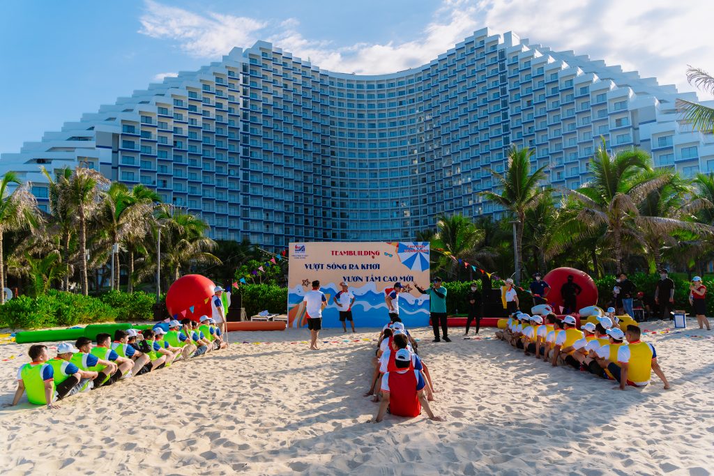 Hùng Vương Construction: Tăng nhiệt huyết và đoàn kết cùng chương trình Team building “Vượt sóng ra khơi – Vươn tầm cao mới” tap the cty tham gia team building