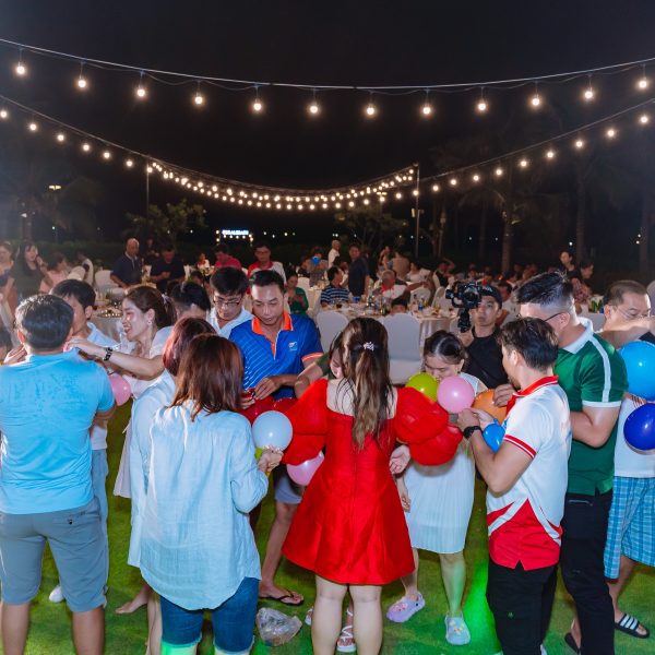 Hùng Vương Construction: Tăng nhiệt huyết và đoàn kết cùng chương trình Team building “Vượt sóng ra khơi – Vươn tầm cao mới” tro choi4