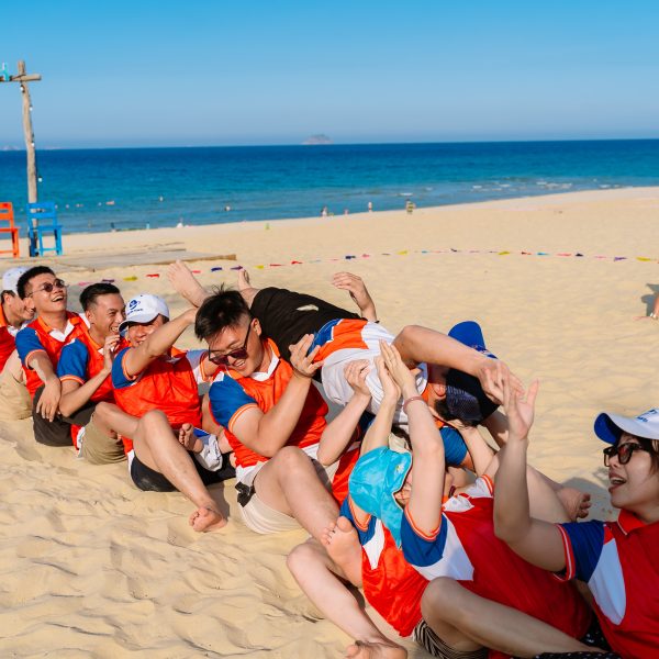 Hùng Vương Construction: Tăng nhiệt huyết và đoàn kết cùng chương trình Team building “Vượt sóng ra khơi – Vươn tầm cao mới” vung buoc thanh cong2