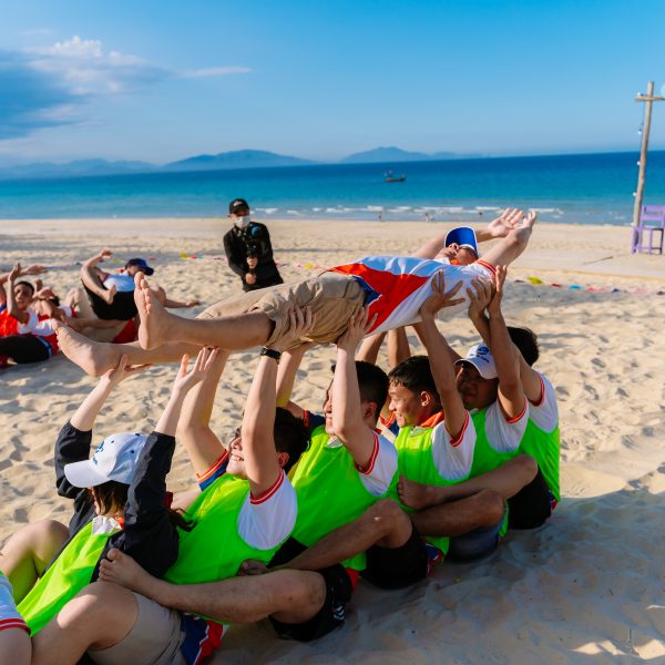 Hùng Vương Construction: Tăng nhiệt huyết và đoàn kết cùng chương trình Team building “Vượt sóng ra khơi – Vươn tầm cao mới” vung buoc thanh cong3