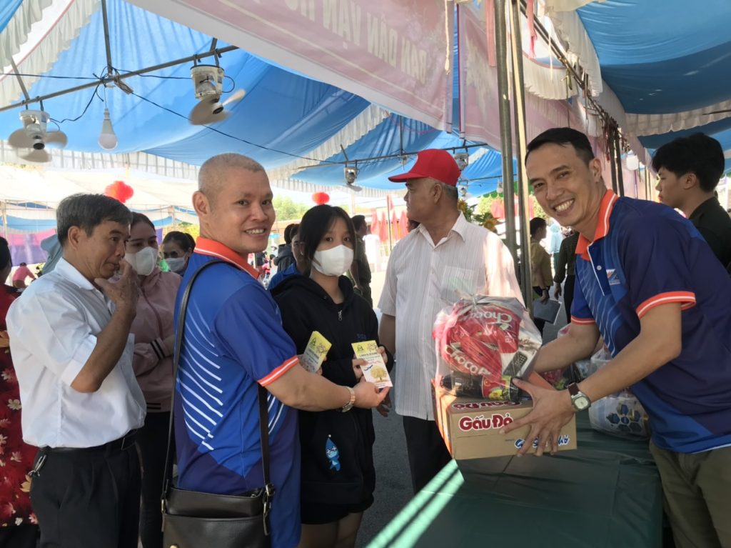 Nhà máy Hùng Vương - Vĩnh Cửu: Lan tỏa yêu thương trong Gian hàng chợ xuân 0 đồng gian hang cho xuan 0 dong 2024 4