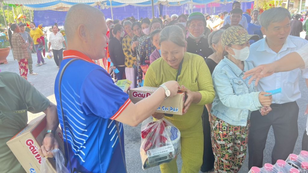 Nhà máy Hùng Vương - Vĩnh Cửu: Lan tỏa yêu thương trong Gian hàng chợ xuân 0 đồng gian hang cho xuan 0 dong 2024 8