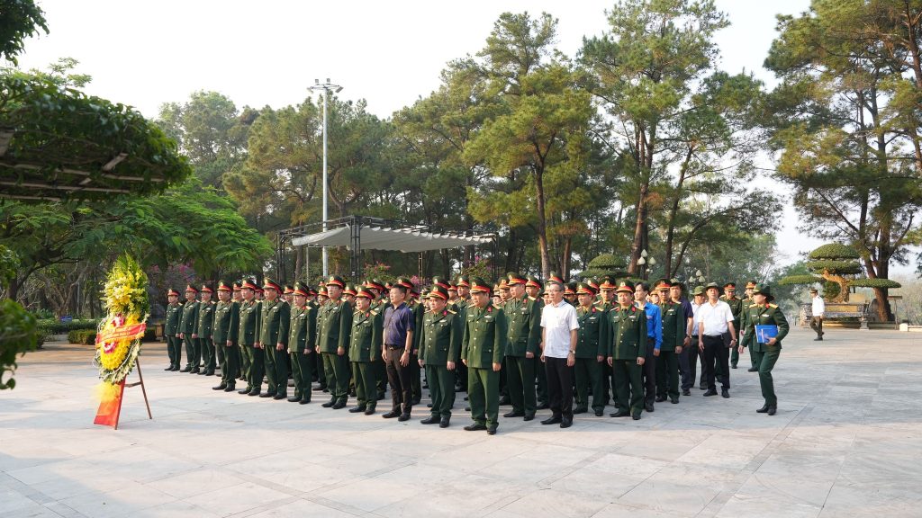 Ban Lãnh Đạo Công Ty Hùng Vương, Công Ty Trường Sơn viếng thăm, dâng hương nghĩa trang liệt sĩ Trường Sơn tại tỉnh Quảng Trị vieng tham nghia trang liet si truong son 1