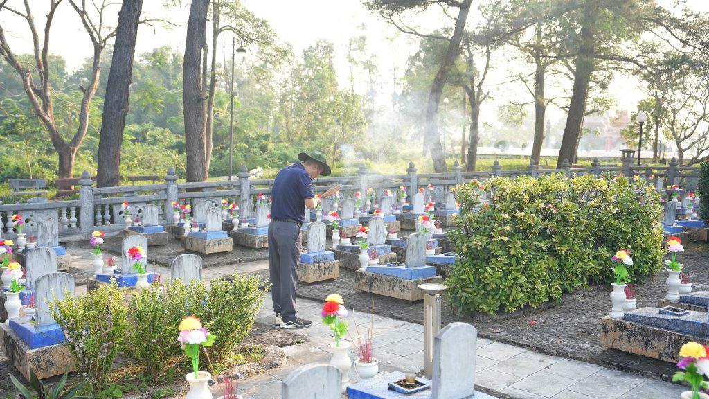 Ban Lãnh Đạo Công Ty Hùng Vương, Công Ty Trường Sơn viếng thăm, dâng hương nghĩa trang liệt sĩ Trường Sơn tại tỉnh Quảng Trị vieng tham nghia trang liet si truong son 10