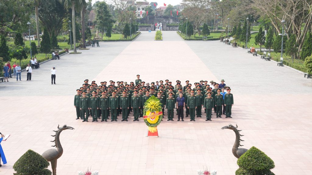 Ban Lãnh Đạo Công Ty Hùng Vương, Công Ty Trường Sơn viếng thăm, dâng hương nghĩa trang liệt sĩ Trường Sơn tại tỉnh Quảng Trị vieng tham nghia trang liet si truong son 2