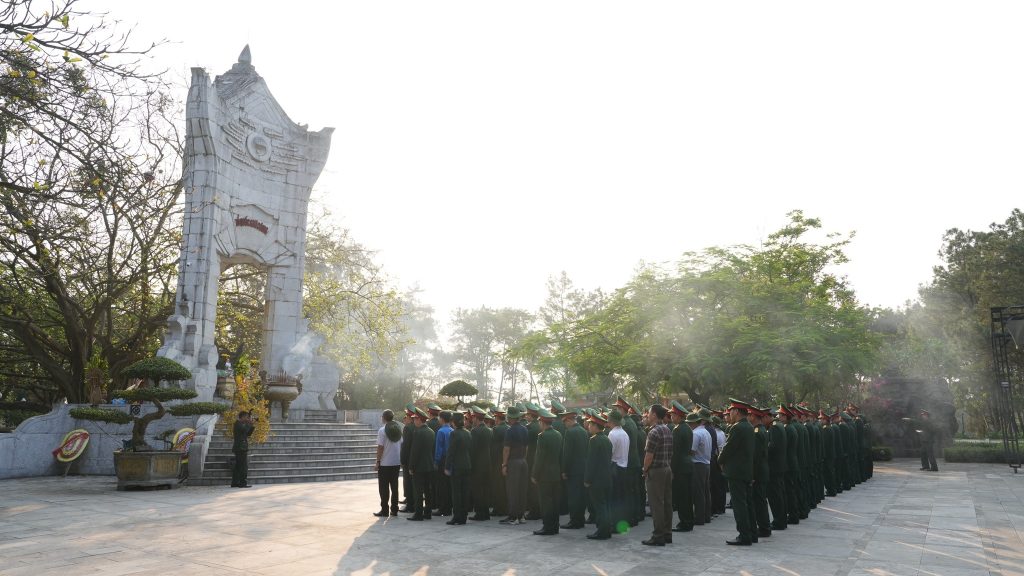 Ban Lãnh Đạo Công Ty Hùng Vương, Công Ty Trường Sơn viếng thăm, dâng hương nghĩa trang liệt sĩ Trường Sơn tại tỉnh Quảng Trị vieng tham nghia trang liet si truong son 3