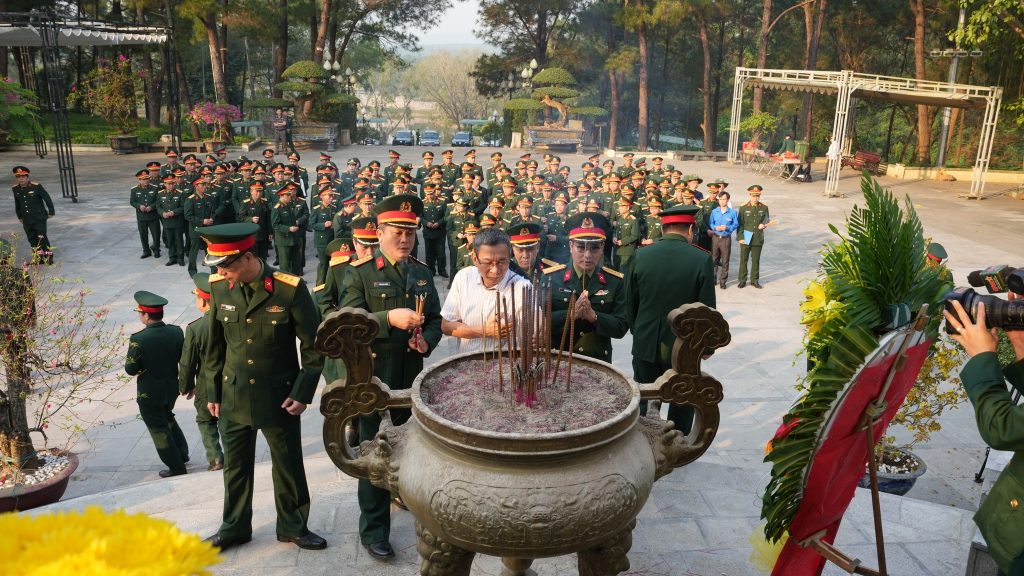 Ban Lãnh Đạo Công Ty Hùng Vương, Công Ty Trường Sơn viếng thăm, dâng hương nghĩa trang liệt sĩ Trường Sơn tại tỉnh Quảng Trị vieng tham nghia trang liet si truong son 4