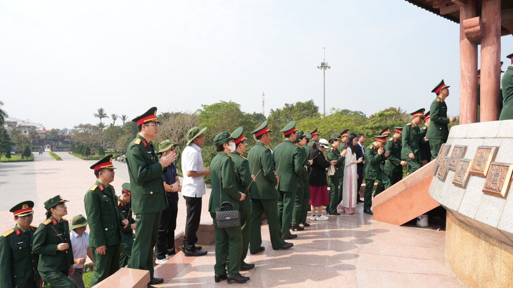 Ban Lãnh Đạo Công Ty Hùng Vương, Công Ty Trường Sơn viếng thăm, dâng hương nghĩa trang liệt sĩ Trường Sơn tại tỉnh Quảng Trị vieng tham nghia trang liet si truong son 6