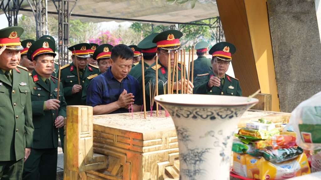 Ban Lãnh Đạo Công Ty Hùng Vương, Công Ty Trường Sơn viếng thăm, dâng hương nghĩa trang liệt sĩ Trường Sơn tại tỉnh Quảng Trị vieng tham nghia trang liet si truong son 7