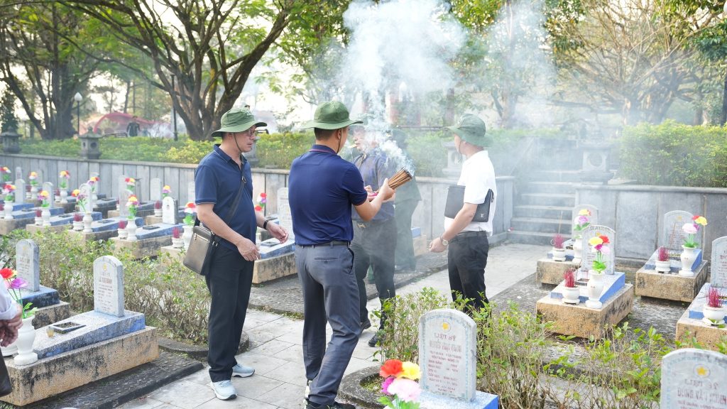 Ban Lãnh Đạo Công Ty Hùng Vương, Công Ty Trường Sơn viếng thăm, dâng hương nghĩa trang liệt sĩ Trường Sơn tại tỉnh Quảng Trị vieng tham nghia trang liet si truong son 8