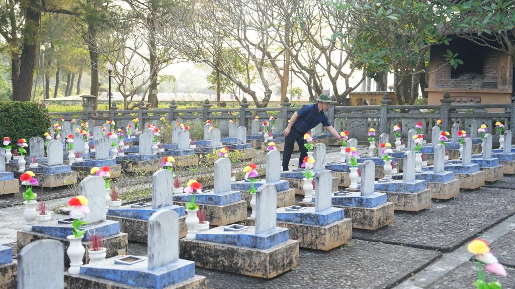 Ban Lãnh Đạo Công Ty Hùng Vương, Công Ty Trường Sơn viếng thăm, dâng hương nghĩa trang liệt sĩ Trường Sơn tại tỉnh Quảng Trị vieng tham nghia trang liet si truong son 9