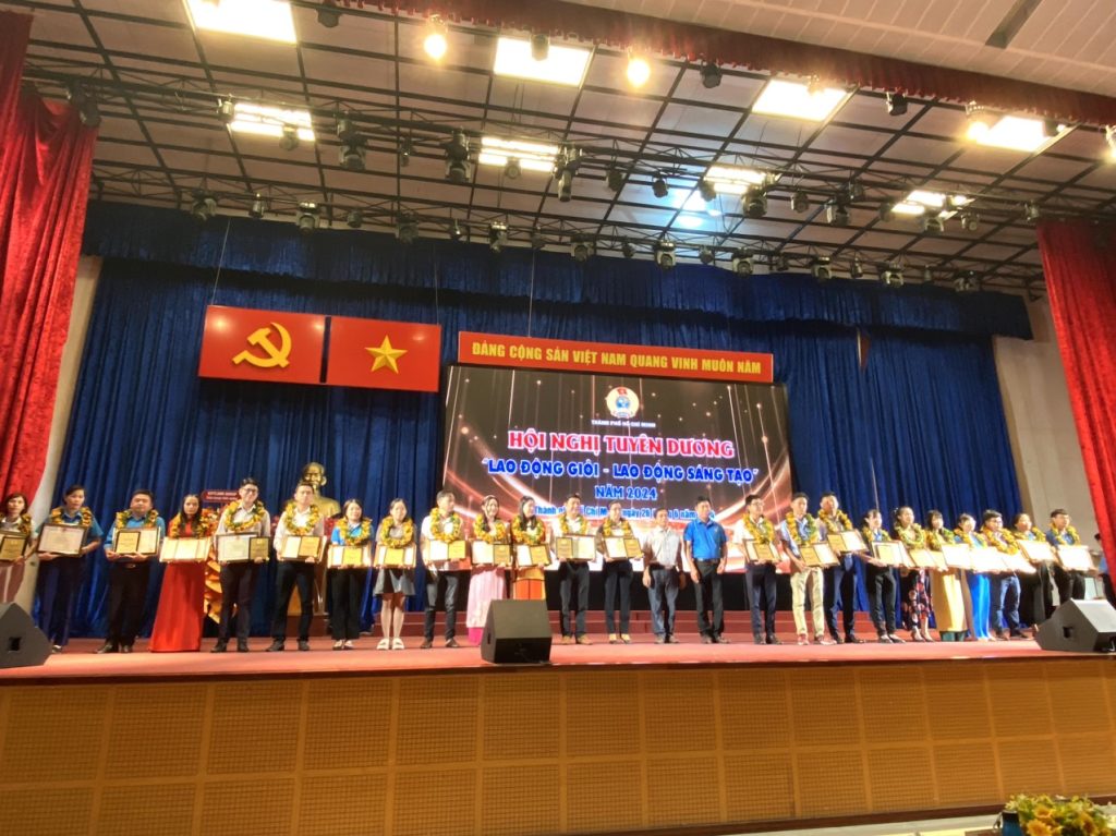 HỘI NGHỊ TUYÊN DƯƠNG "LAO ĐỘNG GIỎI - LAO ĐỘNG SÁNG TẠO" z5574936093108 6bc88839249f3c419f1d21aa8b0b66bd