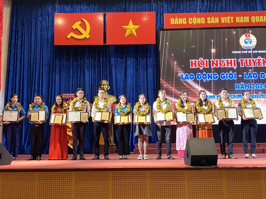 HỘI NGHỊ TUYÊN DƯƠNG "LAO ĐỘNG GIỎI - LAO ĐỘNG SÁNG TẠO" z5574936186850 429f4d75879a3f5550d4ea04f72ef496