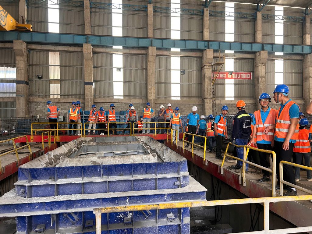 Sinh viên ĐH Lạc Hồng trải nghiệm thực tế tại nhà máy Hùng Vương sinh vien dh lac hong trai nghiem thuc te tai nha may hung vuong 3