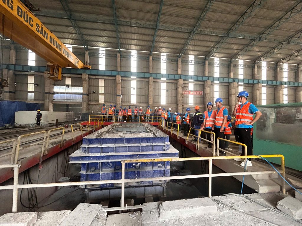 Sinh viên ĐH Lạc Hồng trải nghiệm thực tế tại nhà máy Hùng Vương sinh vien dh lac hong trai nghiem thuc te tai nha may hung vuong 4