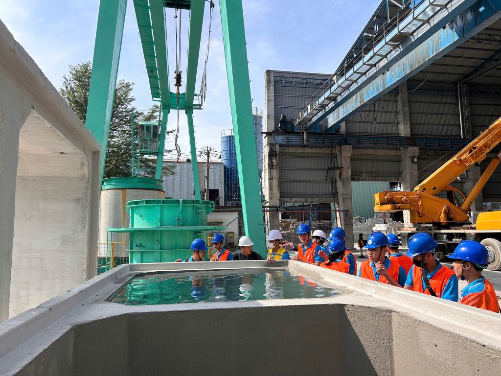 Sinh viên ĐH Lạc Hồng trải nghiệm thực tế tại nhà máy Hùng Vương sinh vien dh lac hong trai nghiem thuc te tai nha may hung vuong 5
