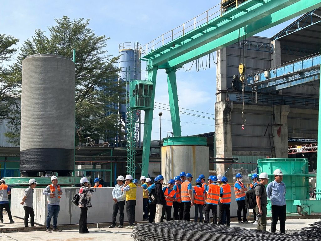 Sinh viên ĐH Lạc Hồng trải nghiệm thực tế tại nhà máy Hùng Vương sinh vien dh lac hong trai nghiem thuc te tai nha may hung vuong 8