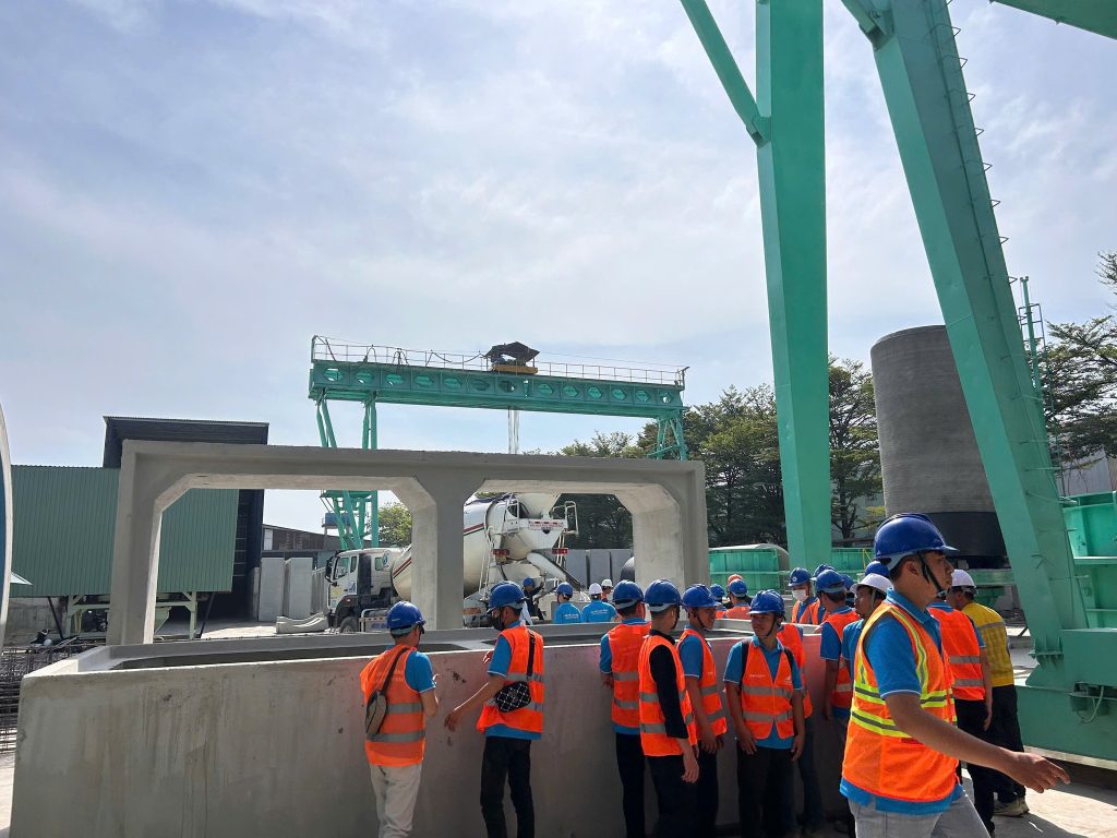 Sinh viên ĐH Lạc Hồng trải nghiệm thực tế tại nhà máy Hùng Vương sinh vien dh lac hong trai nghiem thuc te tai nha may hung vuong 9