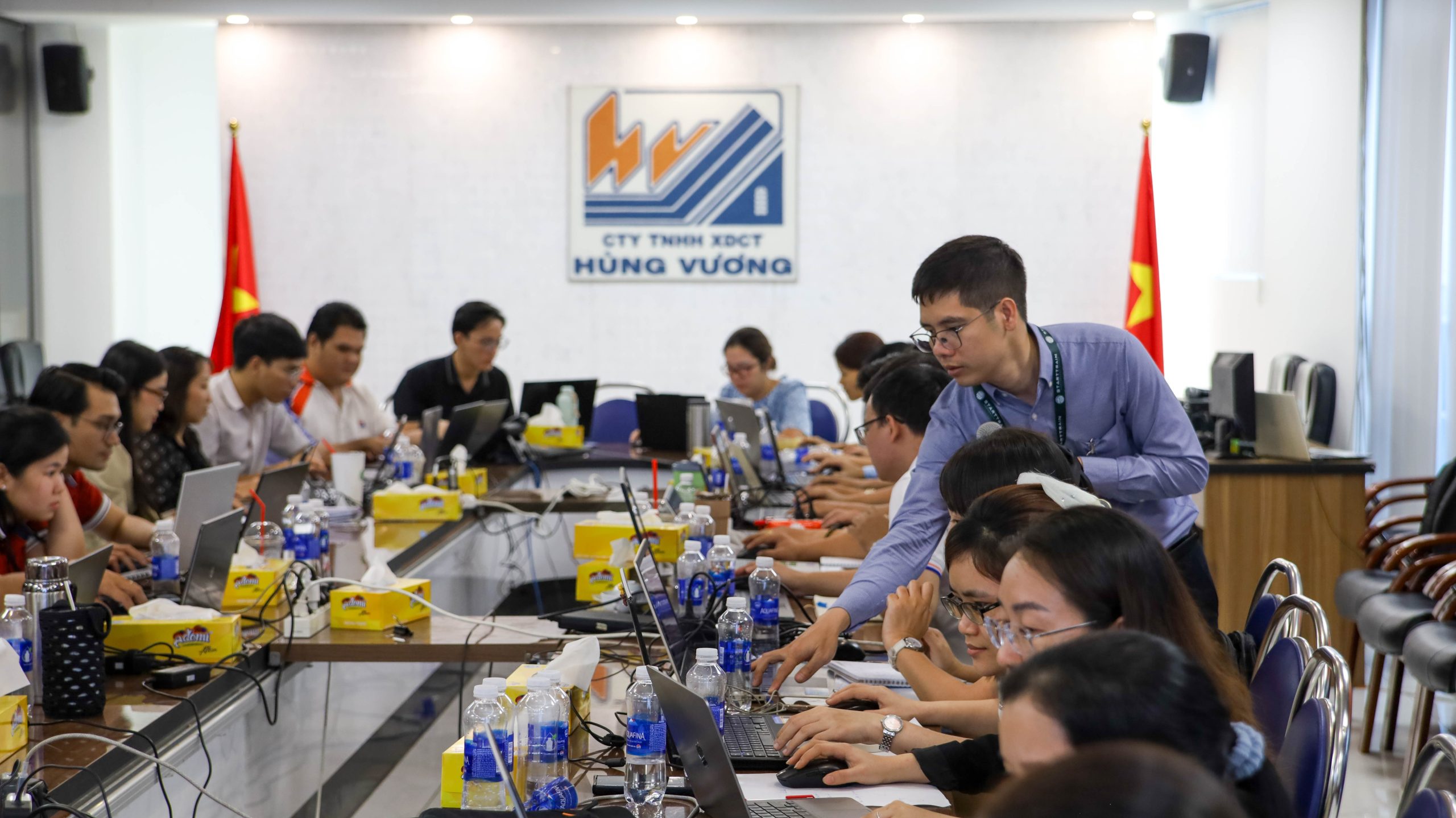 hung vuong to chuc khoa dao tao nang tam nhan su kien tao moi truong lam viec chuyen nghiep 10 scaled