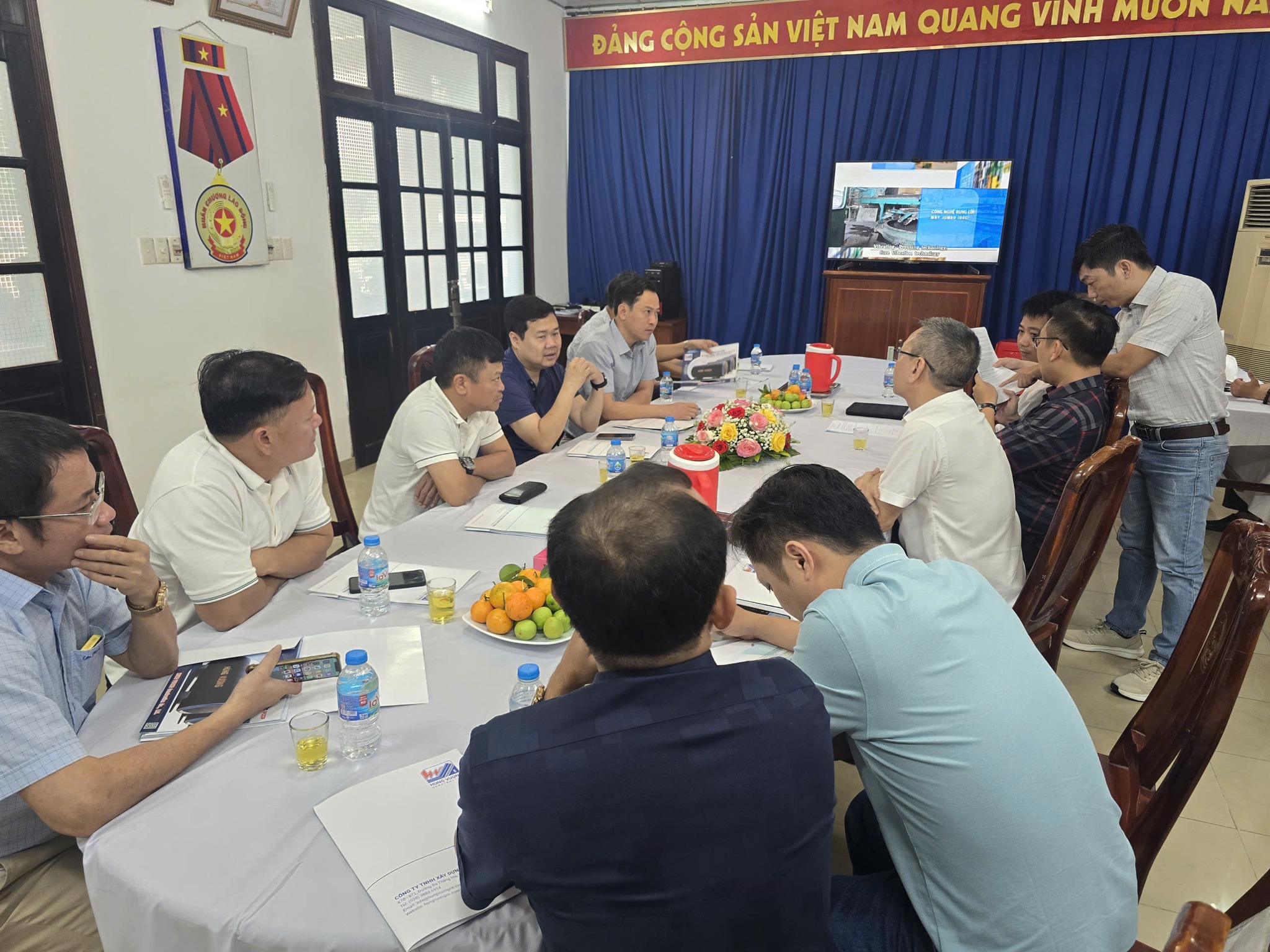 CHÀO MỪNG ĐOÀN DỰ ÁN HỆ THỐNG XỬ LÝ NƯỚC THẢI YÊN XÁ TP. HÀ NỘI ĐẾN THAM QUAN THỰC TẾ QUY TRÌNH SẢN XUẤT TẠI NHÀ MÁY BÊ TÔNG ĐÚC SẴN HÙNG VƯƠNG - VĨNH CỬU chao mung doan du an yen xa tp ha noi 3