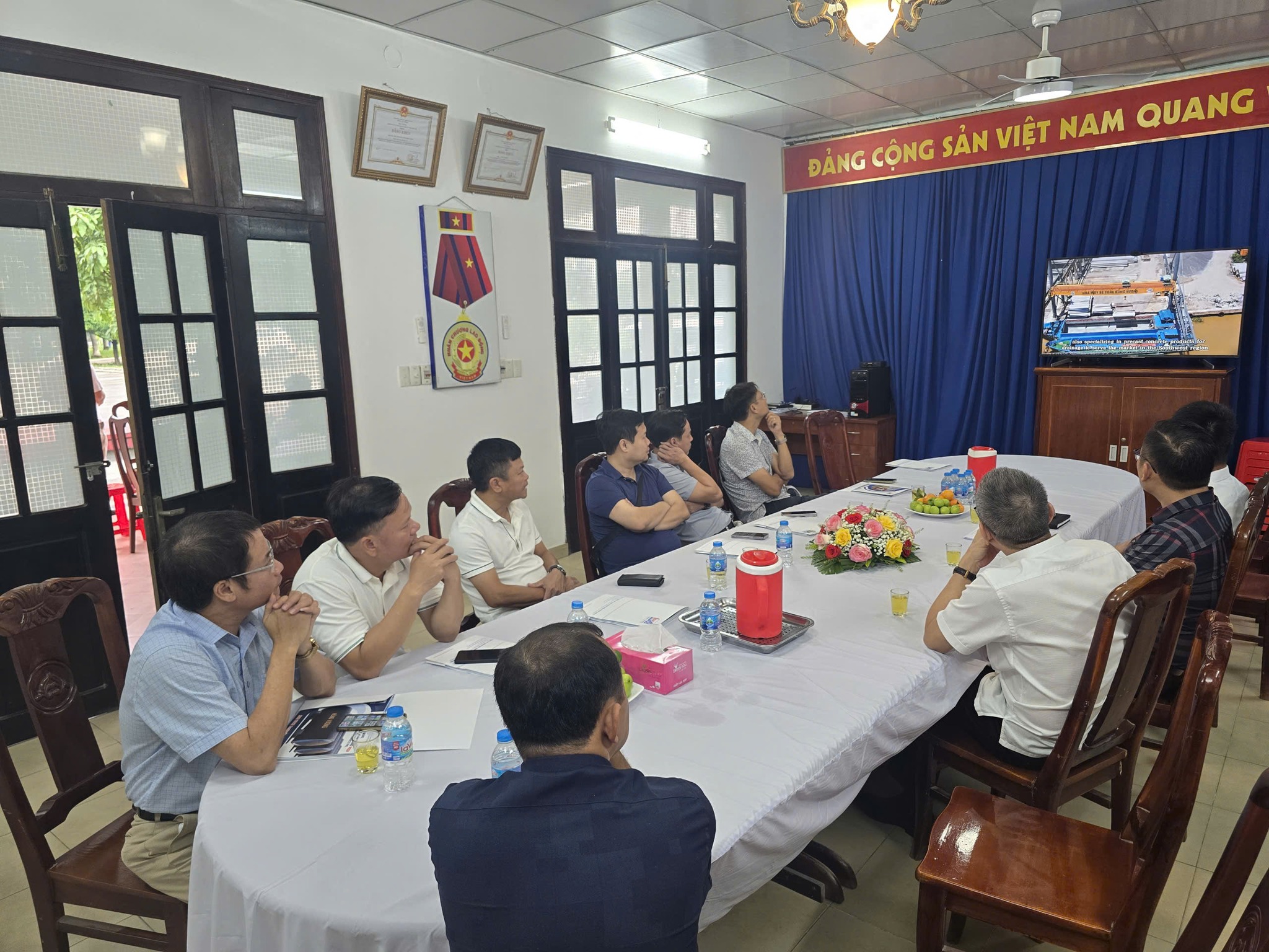 CHÀO MỪNG ĐOÀN DỰ ÁN HỆ THỐNG XỬ LÝ NƯỚC THẢI YÊN XÁ TP. HÀ NỘI ĐẾN THAM QUAN THỰC TẾ QUY TRÌNH SẢN XUẤT TẠI NHÀ MÁY BÊ TÔNG ĐÚC SẴN HÙNG VƯƠNG - VĨNH CỬU chao mung doan du an yen xa tp ha noi 5