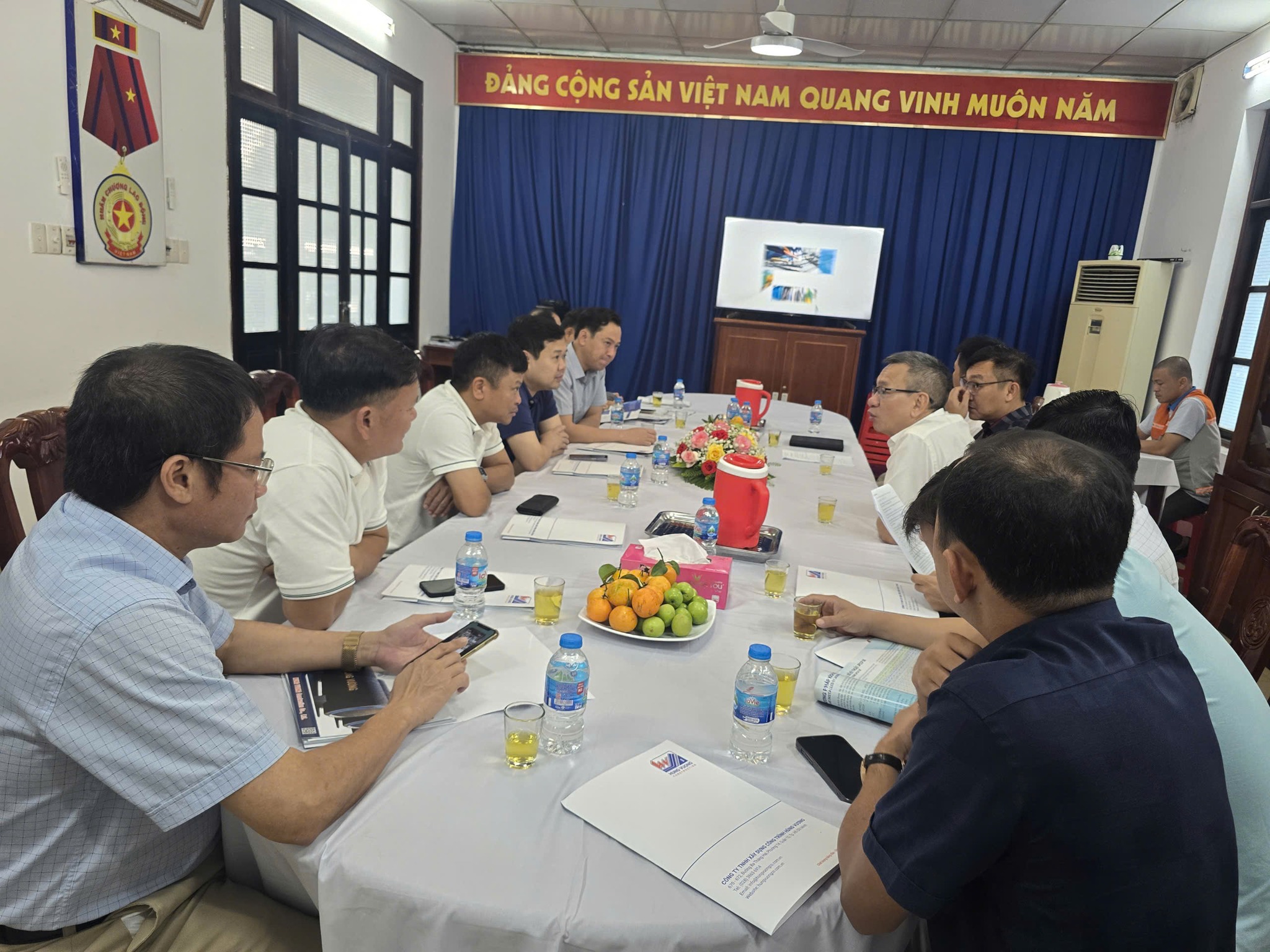 CHÀO MỪNG ĐOÀN DỰ ÁN HỆ THỐNG XỬ LÝ NƯỚC THẢI YÊN XÁ TP. HÀ NỘI ĐẾN THAM QUAN THỰC TẾ QUY TRÌNH SẢN XUẤT TẠI NHÀ MÁY BÊ TÔNG ĐÚC SẴN HÙNG VƯƠNG - VĨNH CỬU chao mung doan du an yen xa tp ha noi 6