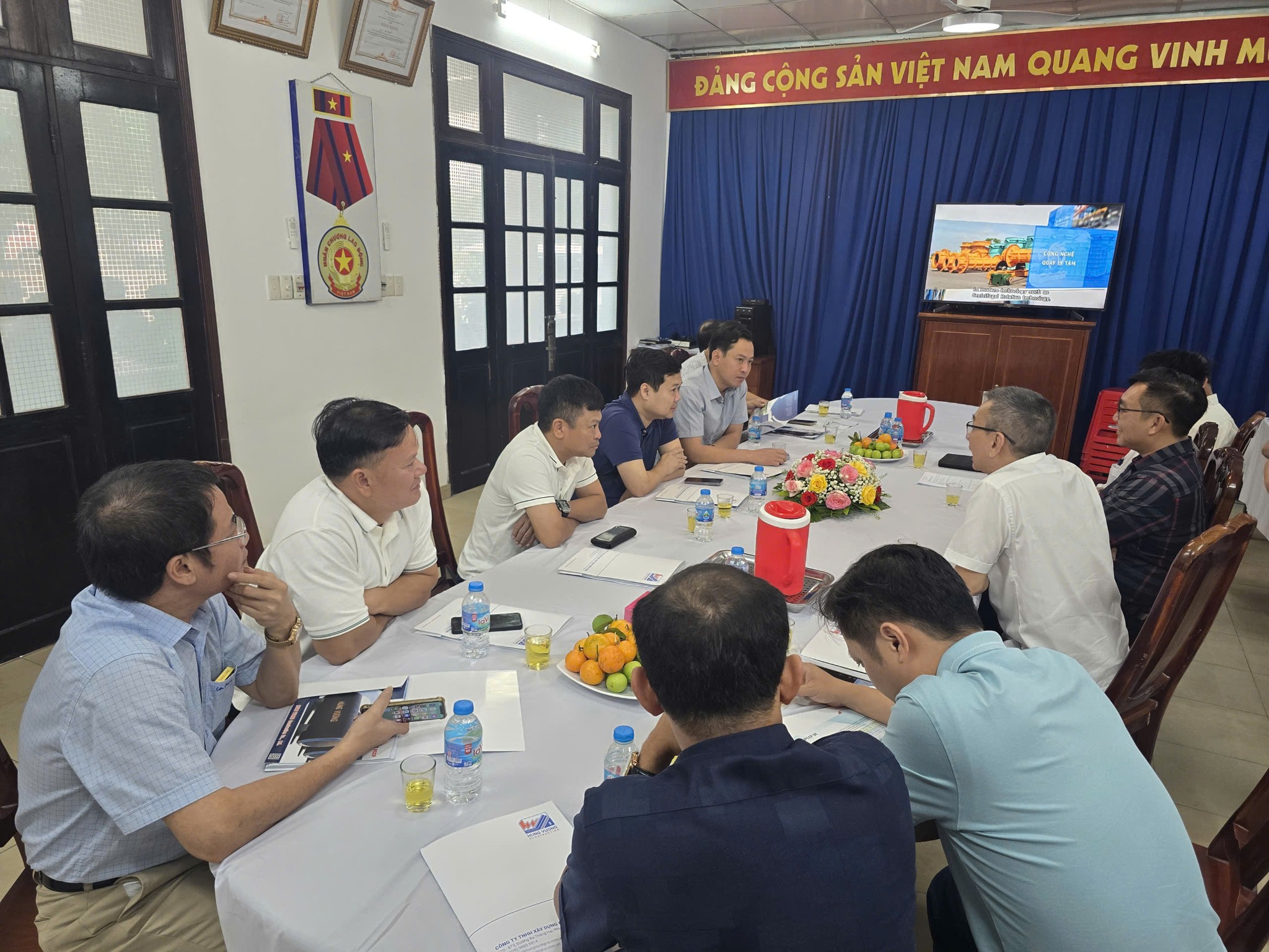CHÀO MỪNG ĐOÀN DỰ ÁN HỆ THỐNG XỬ LÝ NƯỚC THẢI YÊN XÁ TP. HÀ NỘI ĐẾN THAM QUAN THỰC TẾ QUY TRÌNH SẢN XUẤT TẠI NHÀ MÁY BÊ TÔNG ĐÚC SẴN HÙNG VƯƠNG - VĨNH CỬU chao mung doan du an yen xa tp ha noi 7