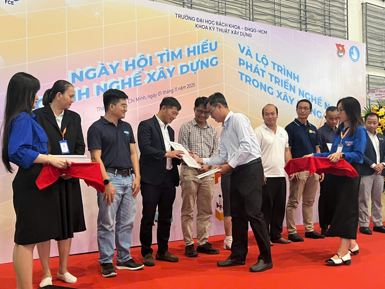 CÔNG TY HÙNG VƯƠNG ĐỒNG HÀNH CÙNG NGÀY HỘI NGÀNH NGHỀ XÂY DỰNG cong ty hung vuong dong hanh cung ngay hoi nganh nghe xay dung 2
