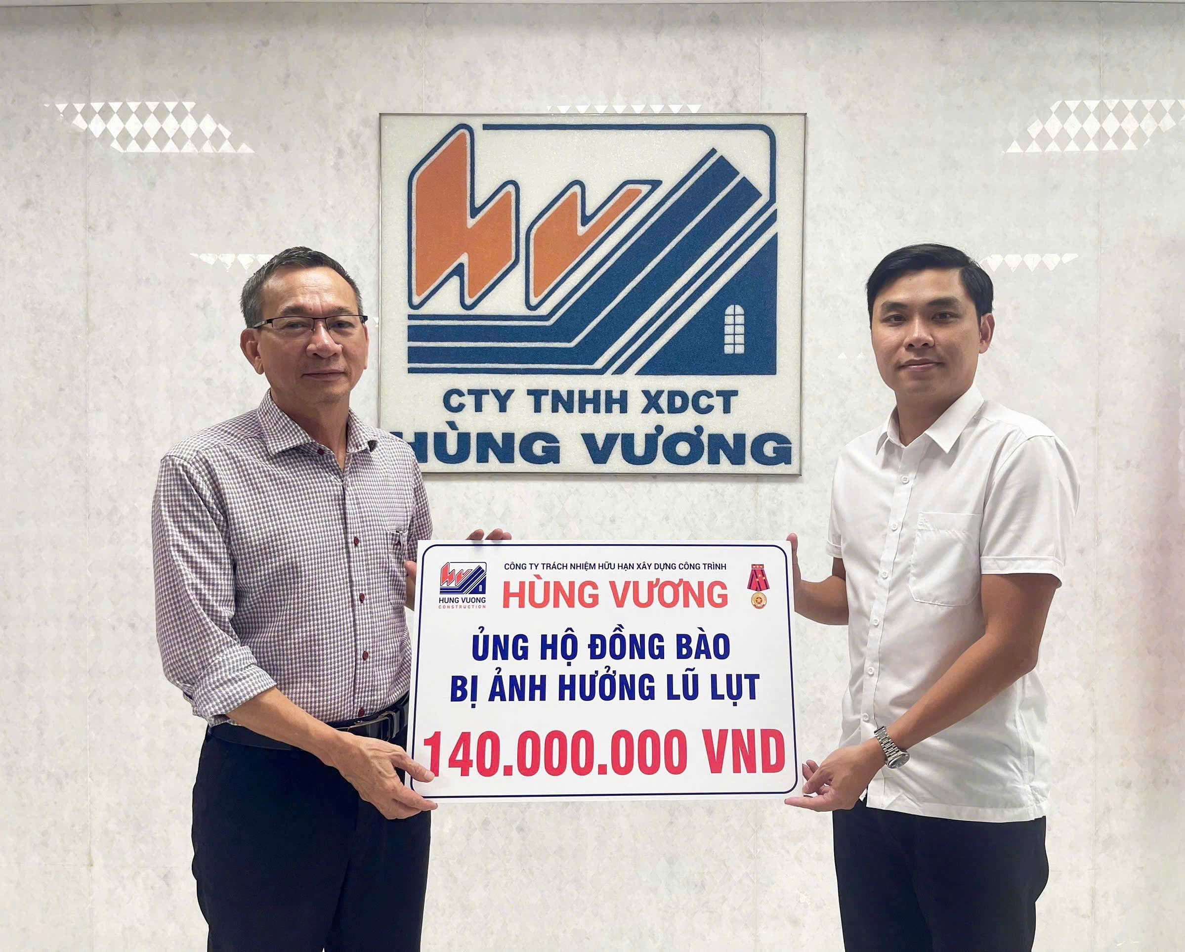 TẬP THỂ CÔNG TY HÙNG VƯƠNG ỦNG HỘ ĐỒNG BÀO BỊ ẢNH HƯỞNG LŨ LỤT tap the cong ty hung vuong ung ho dong bao bi anh huong lu lut 2