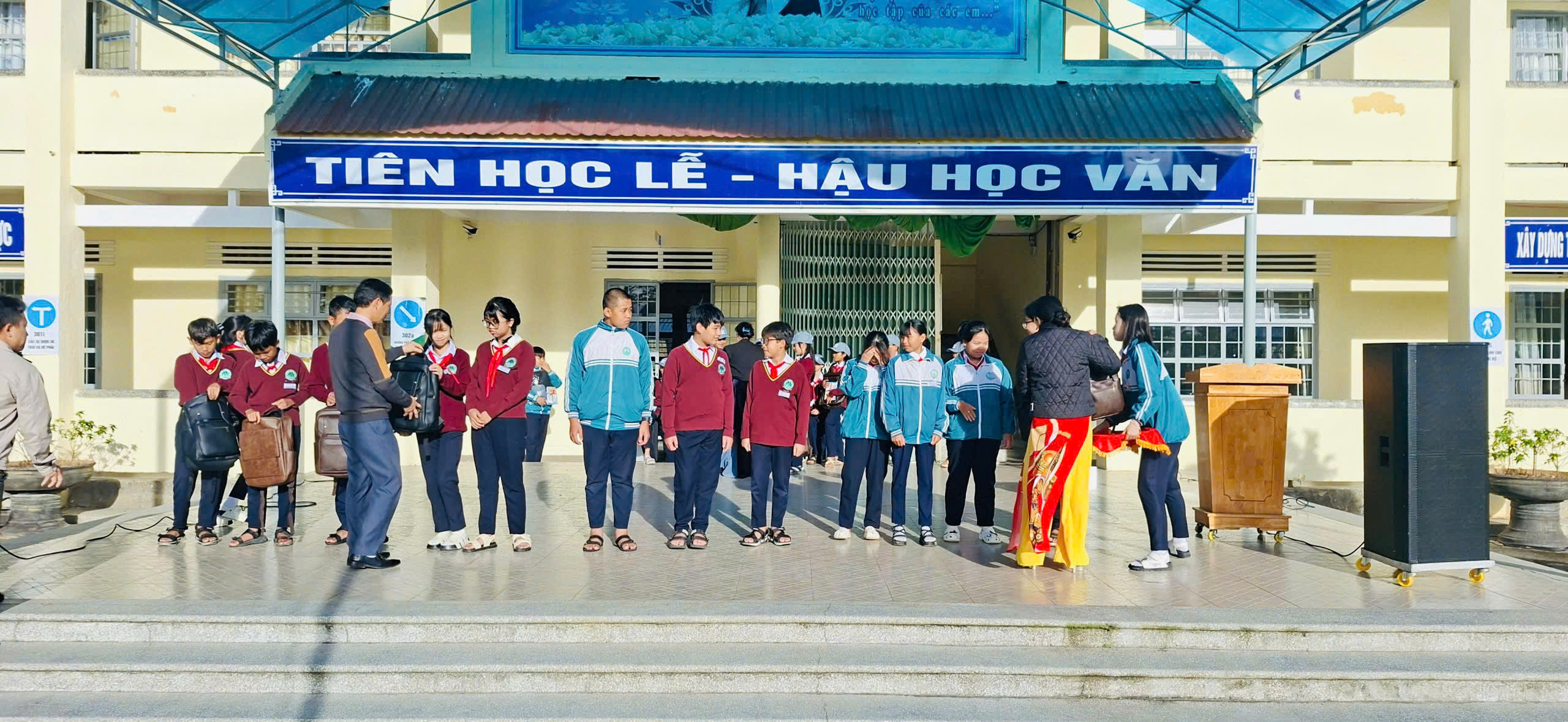 CÙNG EM ĐẾN TRƯỜNG – GIEO MẦM TRI THỨC, CHẮP CÁNH ƯỚC MƠ cung em den truong gieo mam tri thuc chap canh uoc mo 2 7