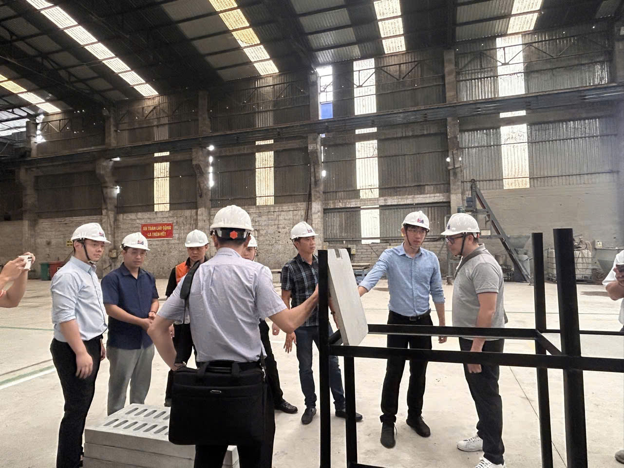 HỢP TÁC CHIẾN LƯỢC VIỆT – NHẬT LẦN GẶP GỠ THỨ 3 GIỮA NHÀ MÁY BÊ TÔNG ĐÚC SẴN HÙNG VƯƠNG – VĨNH CỬU VÀ ĐỐI TÁC NHẬT BẢN VỀ TẤM LÓT SÀN OMEGA tam lot san omega 2