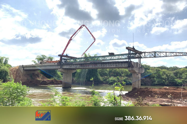 Đổ bê tông tươi chuyên nghiệp: Quy trình & báo giá 2026 xe bơm bê tông thi công tại công trình